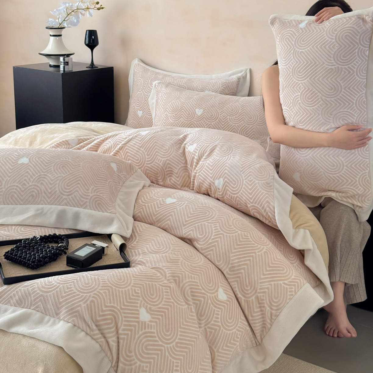 91家纺网 家纺一手货源 找家纺 若未家居 LOVEWE HOUSE 2025新款250克全消光数码印花5D雕花撞色宽边全消光牛奶绒四件套-心动 心动-米