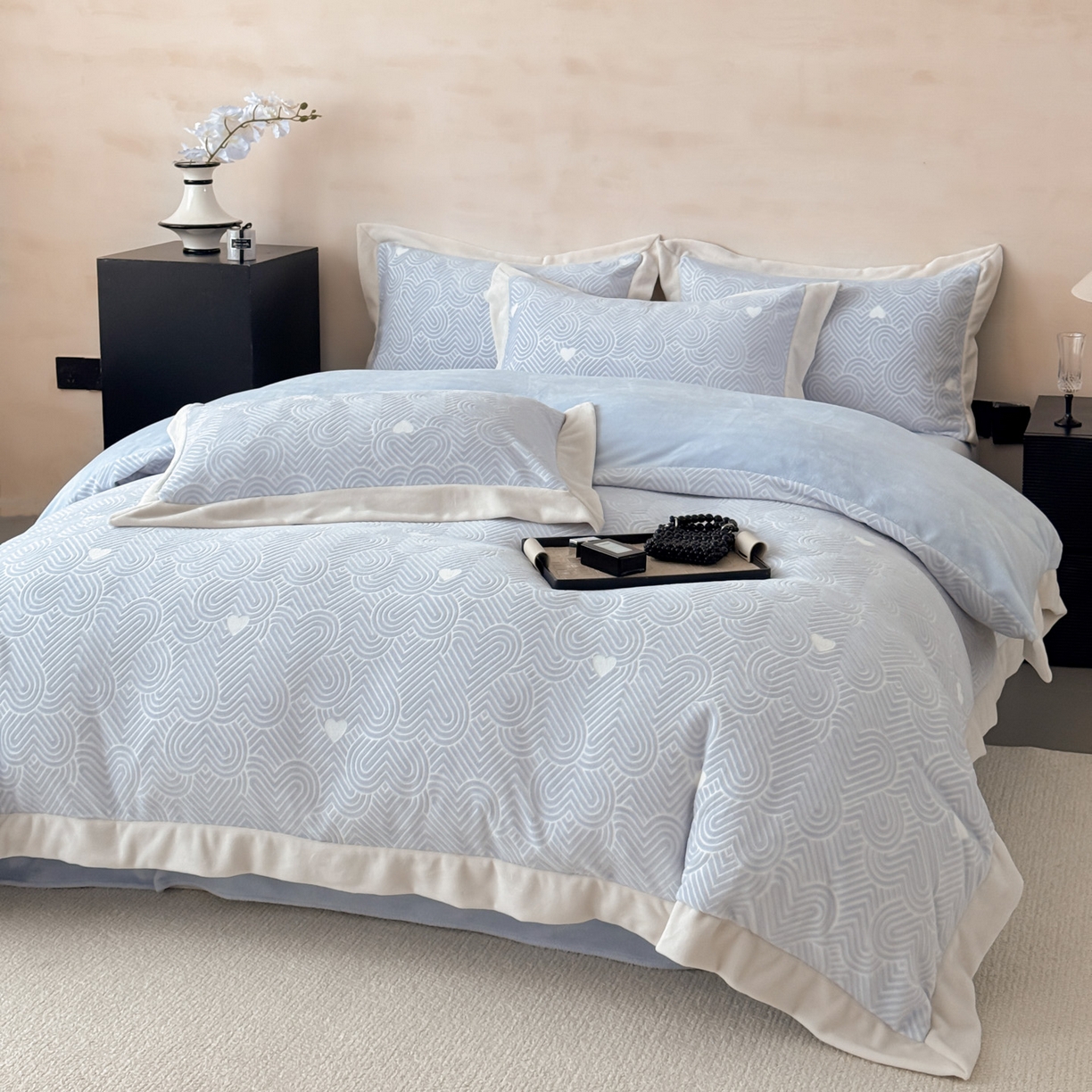 91家纺网 家纺一手货源 找家纺 若未家居 LOVEWE HOUSE 2025新款250克全消光数码印花5D雕花撞色宽边全消光牛奶绒四件套-心动 心动-蓝