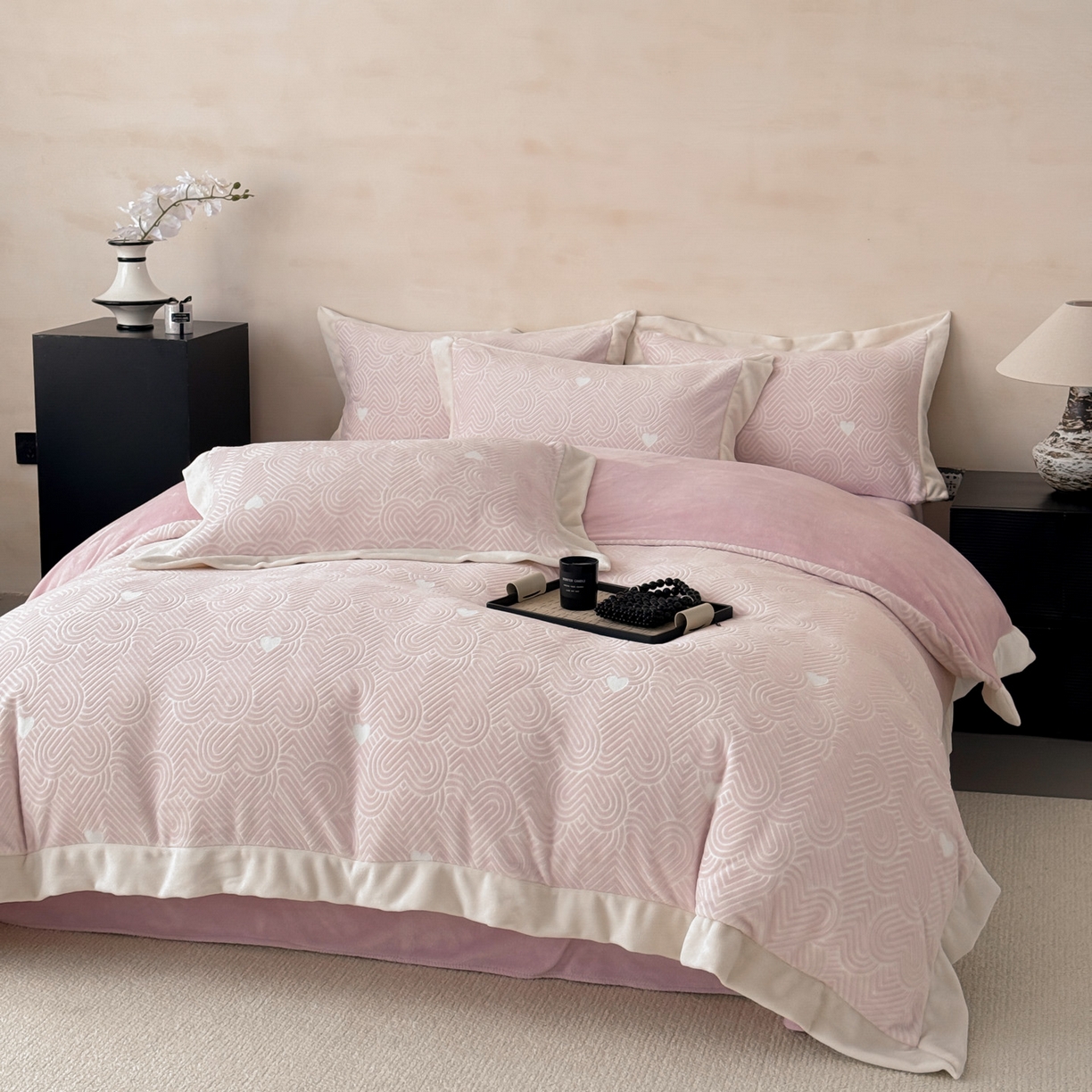 91家纺网 家纺一手货源 找家纺 若未家居 LOVEWE HOUSE 2025新款250克全消光数码印花5D雕花撞色宽边全消光牛奶绒四件套-心动 心动-粉