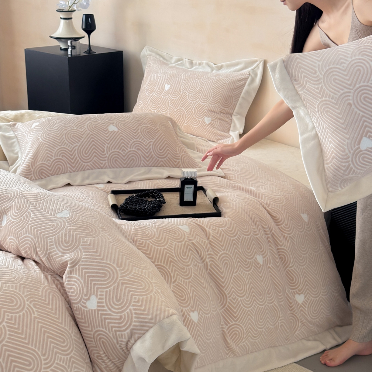 91家纺网 家纺一手货源 找家纺 若未家居 LOVEWE HOUSE 2025新款250克全消光数码印花5D雕花撞色宽边全消光牛奶绒四件套-心动 心动-米