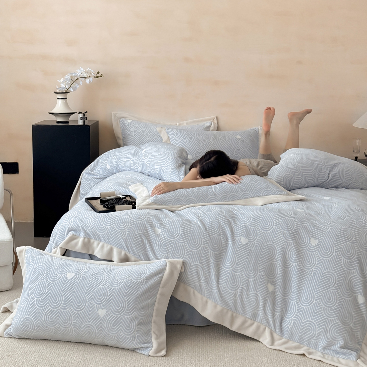 91家纺网 家纺一手货源 找家纺 若未家居 LOVEWE HOUSE 2025新款250克全消光数码印花5D雕花撞色宽边全消光牛奶绒四件套-心动 心动-蓝