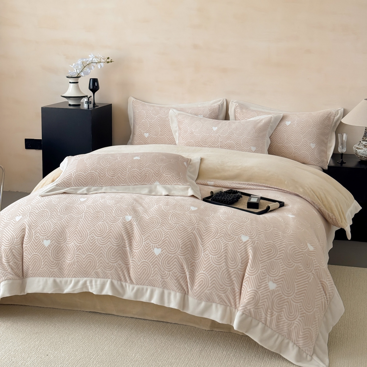 91家纺网 家纺一手货源 找家纺 若未家居 LOVEWE HOUSE 2025新款250克全消光数码印花5D雕花撞色宽边全消光牛奶绒四件套-心动 心动-米