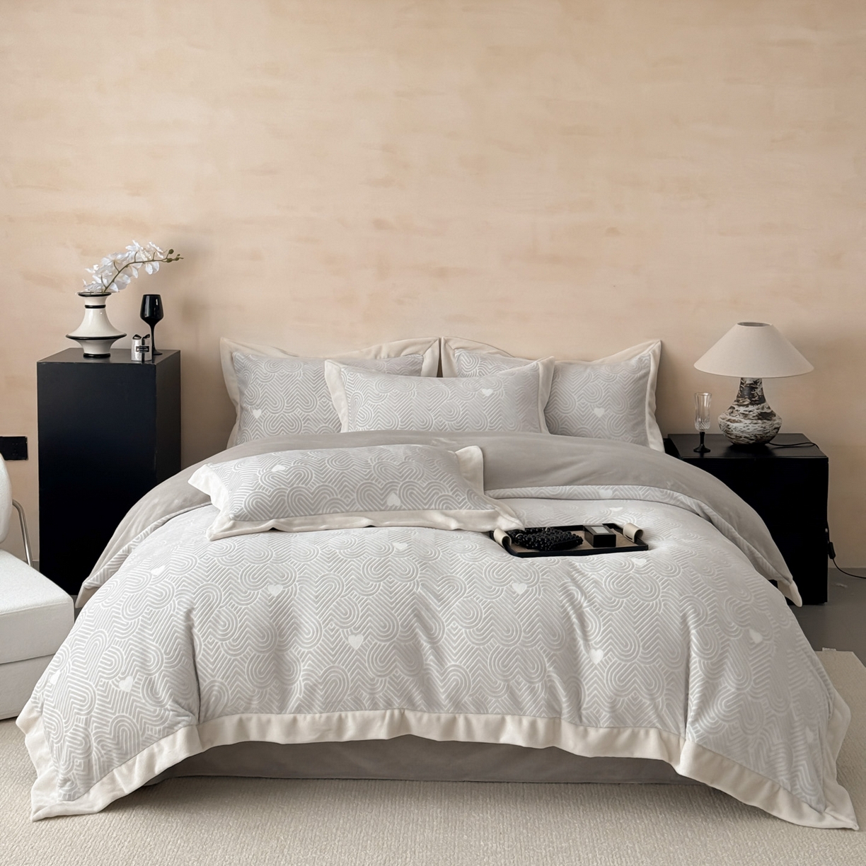 91家纺网 家纺一手货源 找家纺 若未家居 LOVEWE HOUSE 2025新款250克全消光数码印花5D雕花撞色宽边全消光牛奶绒四件套-心动 心动-灰