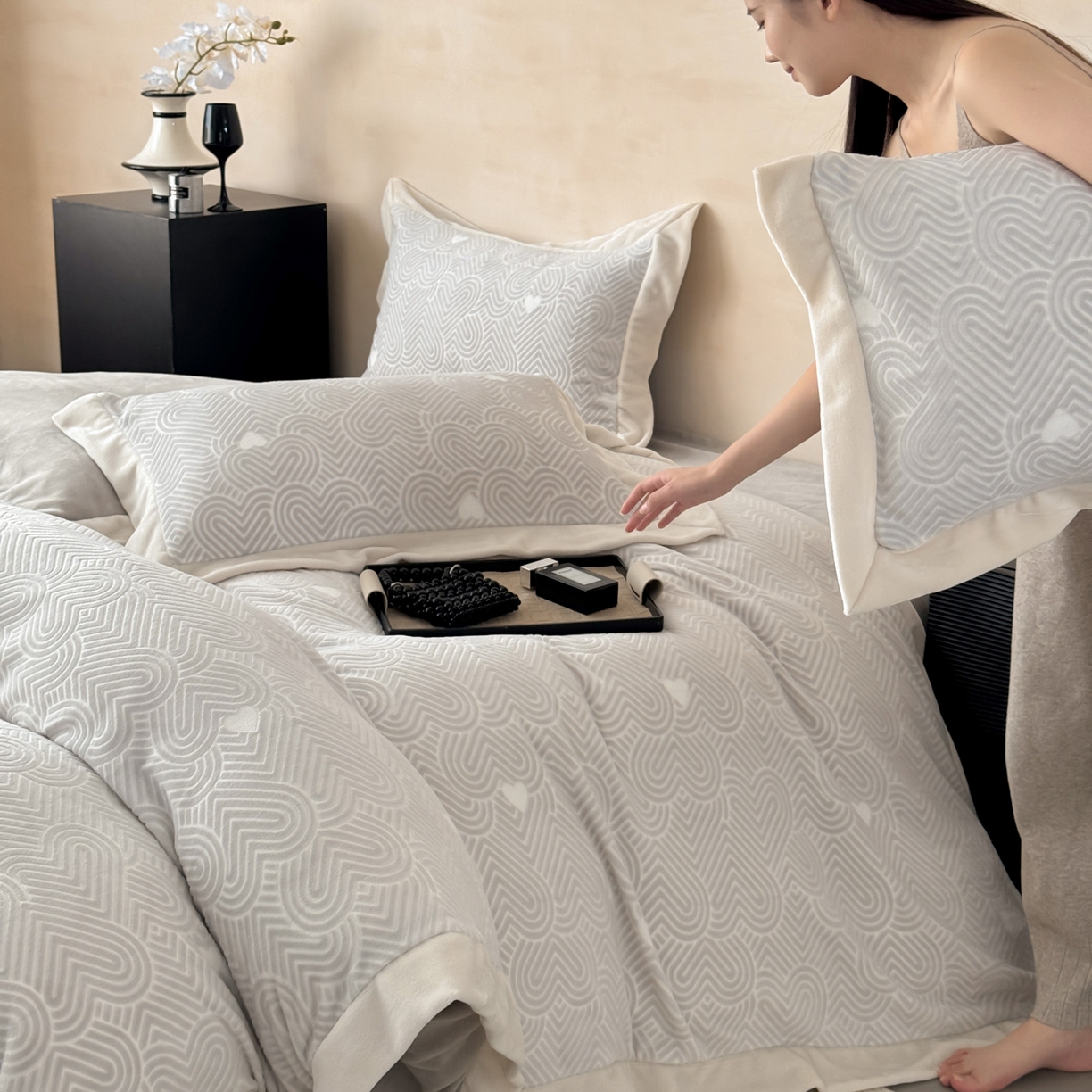 91家纺网 家纺一手货源 找家纺 若未家居 LOVEWE HOUSE 2025新款250克全消光数码印花5D雕花撞色宽边全消光牛奶绒四件套-心动 心动-灰