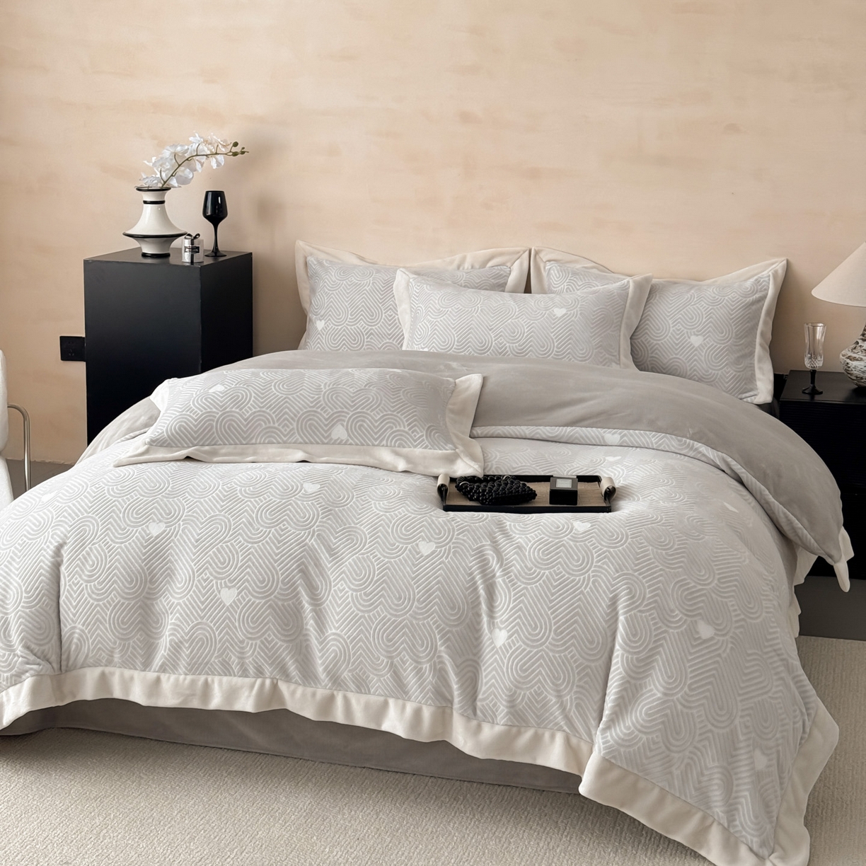 91家纺网 家纺一手货源 找家纺 若未家居 LOVEWE HOUSE 2025新款250克全消光数码印花5D雕花撞色宽边全消光牛奶绒四件套-心动 心动-灰