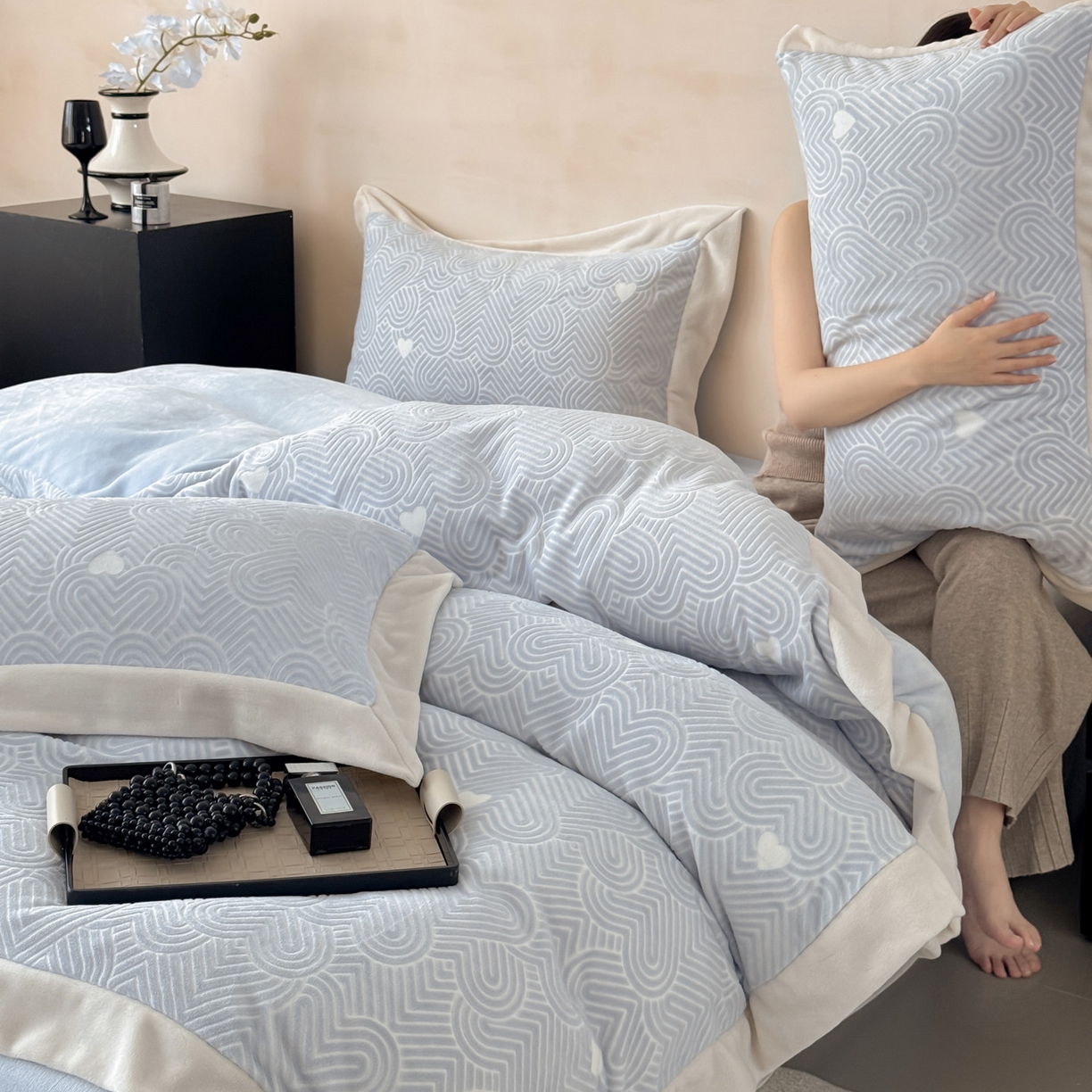 91家纺网 家纺一手货源 找家纺 若未家居 LOVEWE HOUSE 2025新款250克全消光数码印花5D雕花撞色宽边全消光牛奶绒四件套-心动 心动-蓝