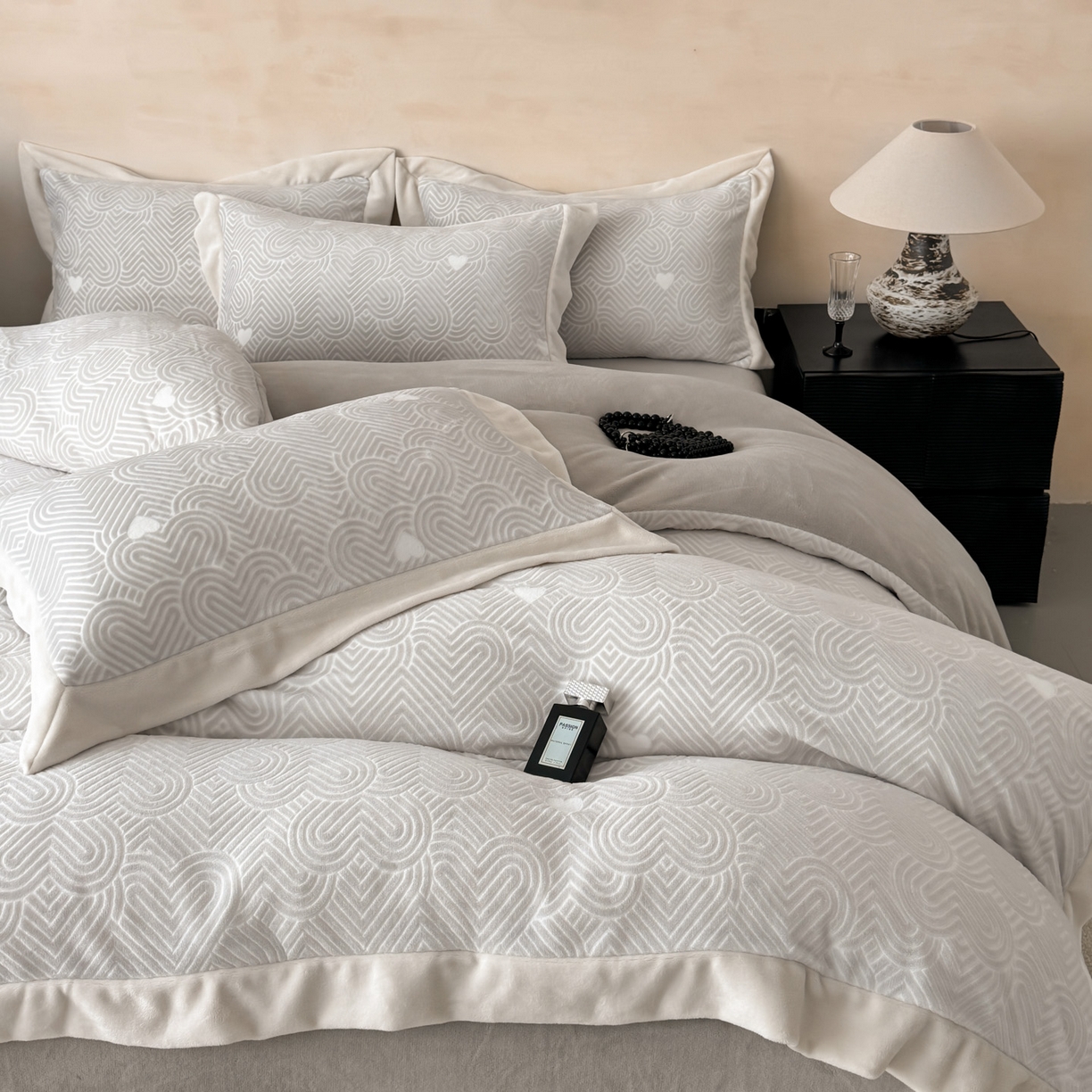 91家纺网 家纺一手货源 找家纺 若未家居 LOVEWE HOUSE 2025新款250克全消光数码印花5D雕花撞色宽边全消光牛奶绒四件套-心动 心动-灰