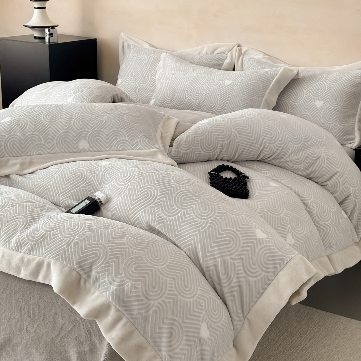 91家纺网 家纺一手货源 找家纺 若未家居 LOVEWE HOUSE 2025新款250克全消光数码印花5D雕花撞色宽边全消光牛奶绒四件套-心动 心动-灰