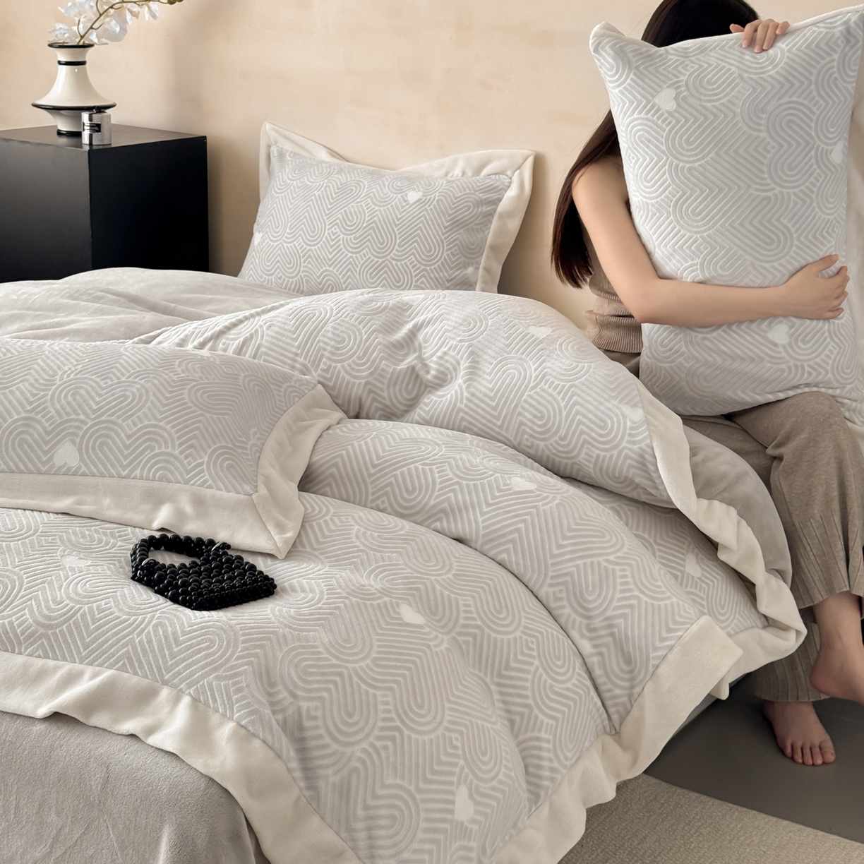 91家纺网 家纺一手货源 找家纺 若未家居 LOVEWE HOUSE 2025新款250克全消光数码印花5D雕花撞色宽边全消光牛奶绒四件套-心动 心动-灰