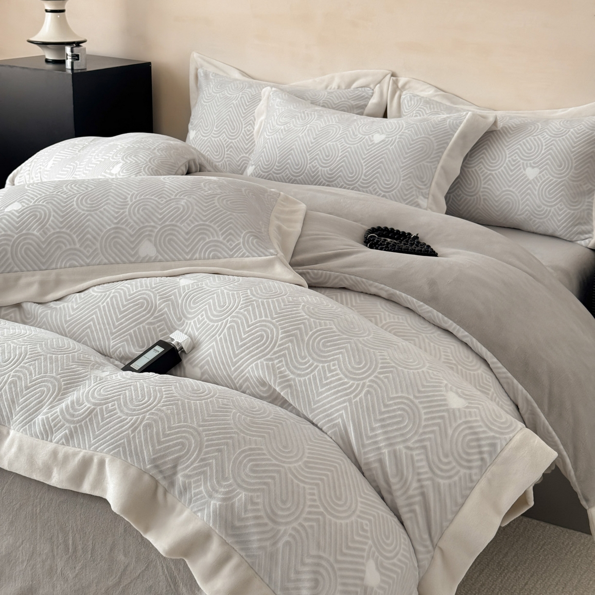 若未家居 LOVEWE HOUSE 2025新款250克全消光数码印花5D雕花撞色宽边全消光牛奶绒四件套-心动 心动-灰