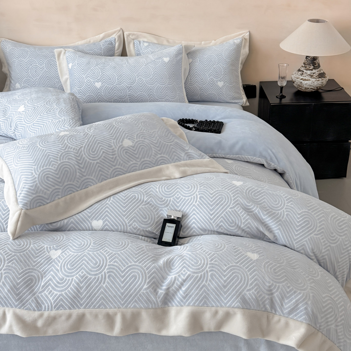 91家纺网 家纺一手货源 找家纺 若未家居 LOVEWE HOUSE 2025新款250克全消光数码印花5D雕花撞色宽边全消光牛奶绒四件套-心动 心动-蓝