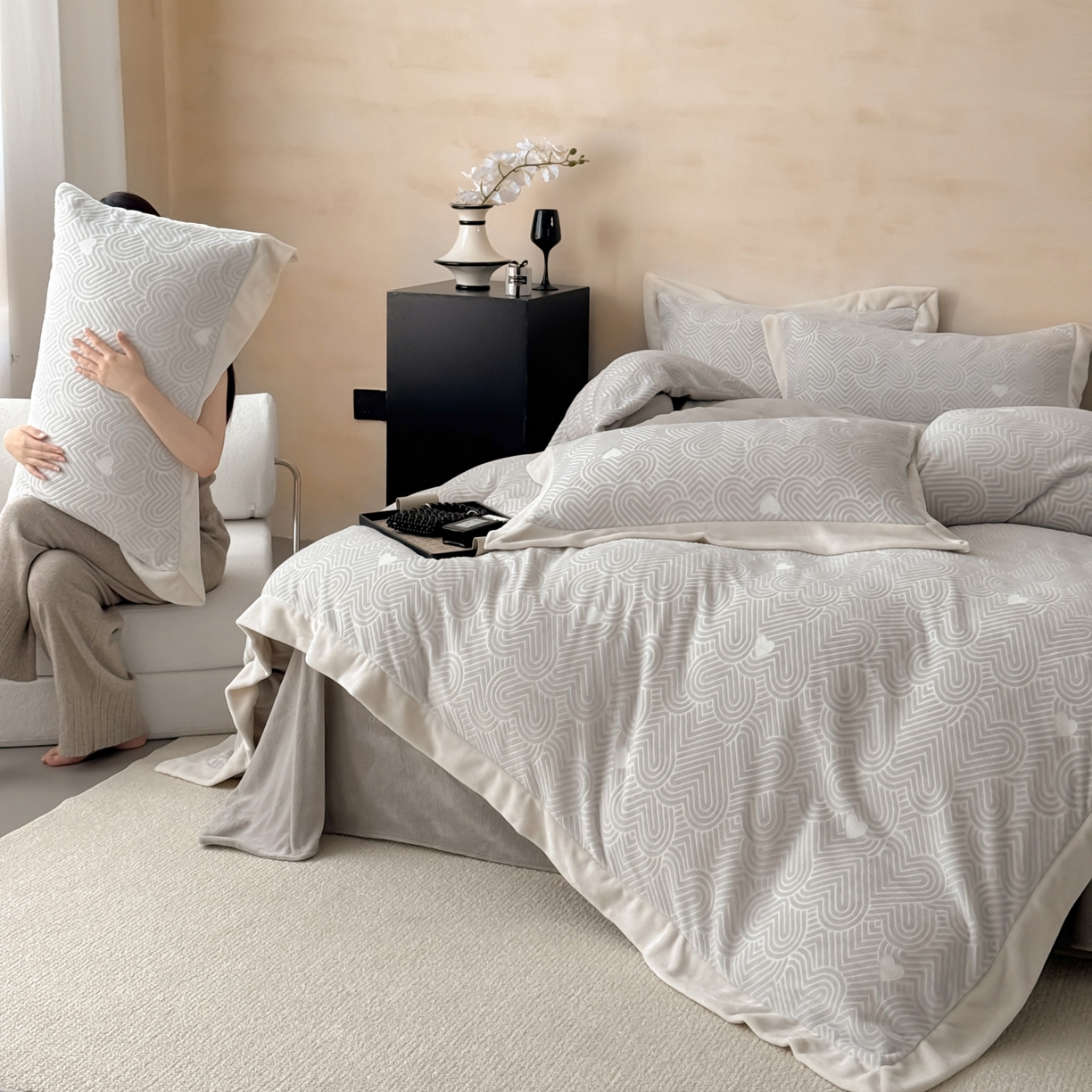 91家纺网 家纺一手货源 找家纺 若未家居 LOVEWE HOUSE 2025新款250克全消光数码印花5D雕花撞色宽边全消光牛奶绒四件套-心动 心动-灰