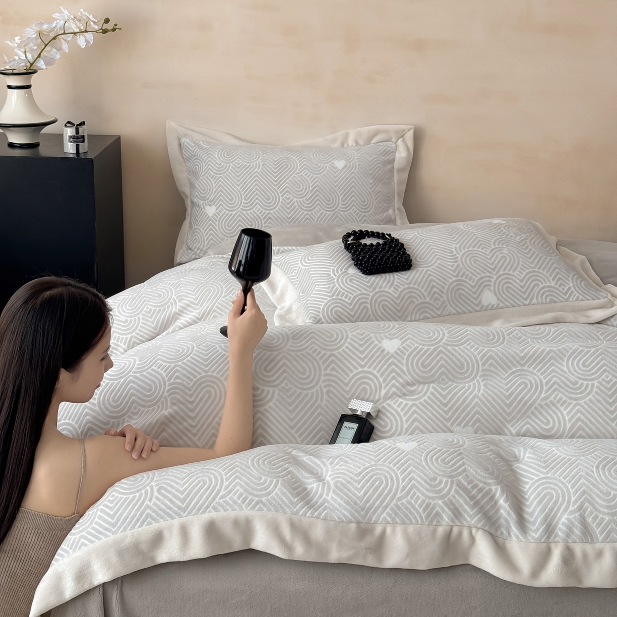 91家纺网 家纺一手货源 找家纺 若未家居 LOVEWE HOUSE 2025新款250克全消光数码印花5D雕花撞色宽边全消光牛奶绒四件套-心动 心动-灰