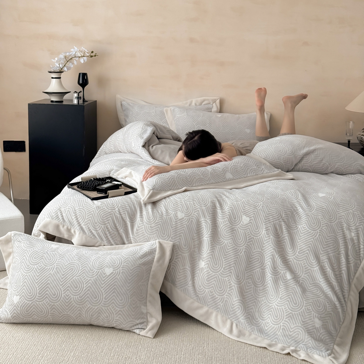 91家纺网 家纺一手货源 找家纺 若未家居 LOVEWE HOUSE 2025新款250克全消光数码印花5D雕花撞色宽边全消光牛奶绒四件套-心动 心动-灰