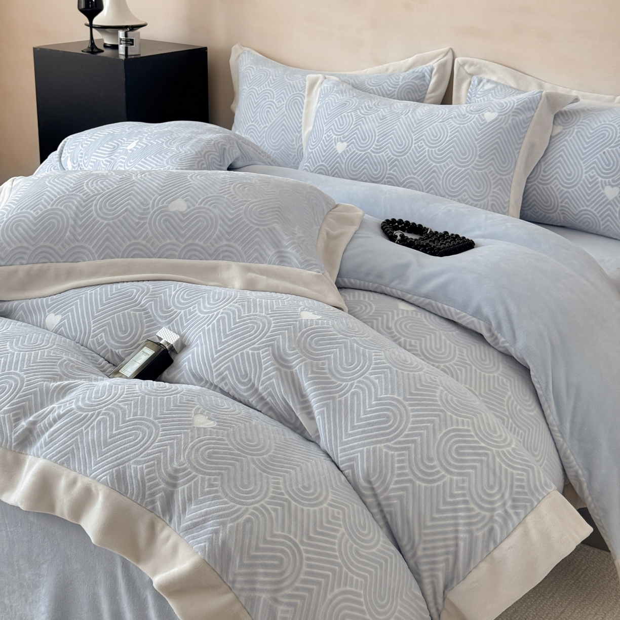 91家纺网 家纺一手货源 找家纺 若未家居 LOVEWE HOUSE 2025新款250克全消光数码印花5D雕花撞色宽边全消光牛奶绒四件套-心动 心动-蓝