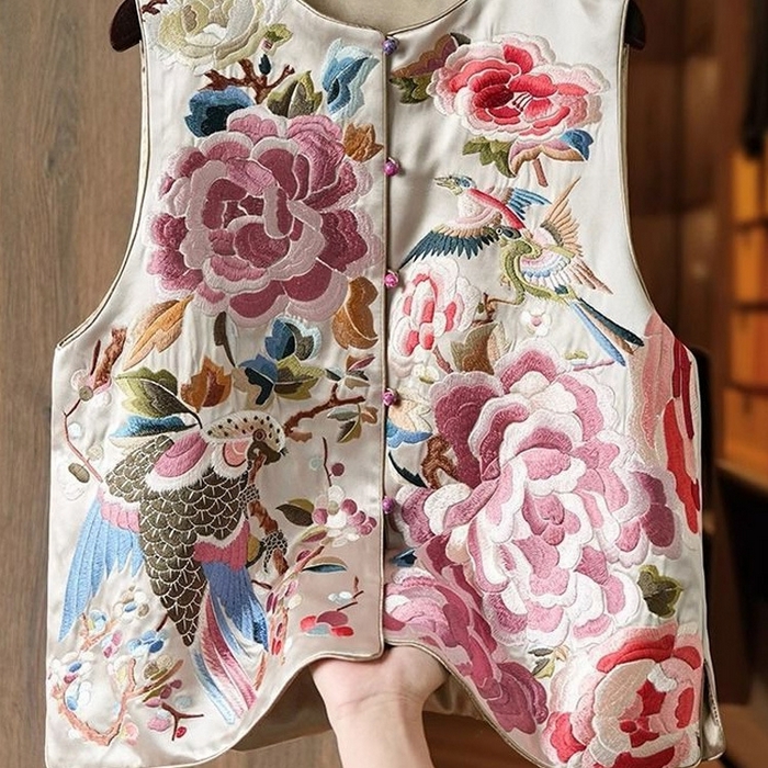 91家纺网 家纺一手货源 找家纺 洛兰沙家居馆【只代发】【只代发】 2025新款复古织锦缎细纱棉麻拼接马甲背心刺绣中式盘扣上衣 49