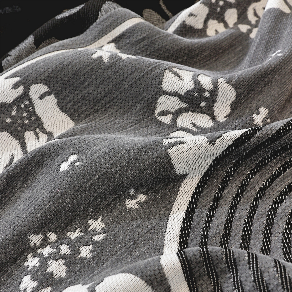 91家纺网 家纺一手货源 找家纺 共鸣沙发垫 2025新款亲肤舒适雪尼尔玉兰黑色沙发巾 秋与黑色 180x130cm沙发巾