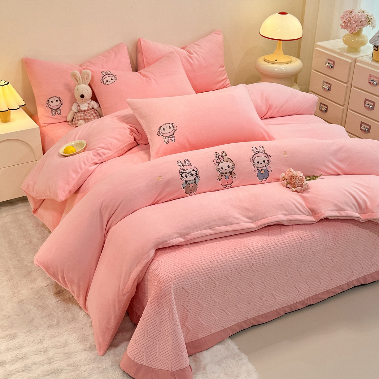 91家纺网 家纺一手货源 找家纺 （总）控价 2025年新款 床盖款240克全消光A类刺绣牛奶绒四件套-幸运兔