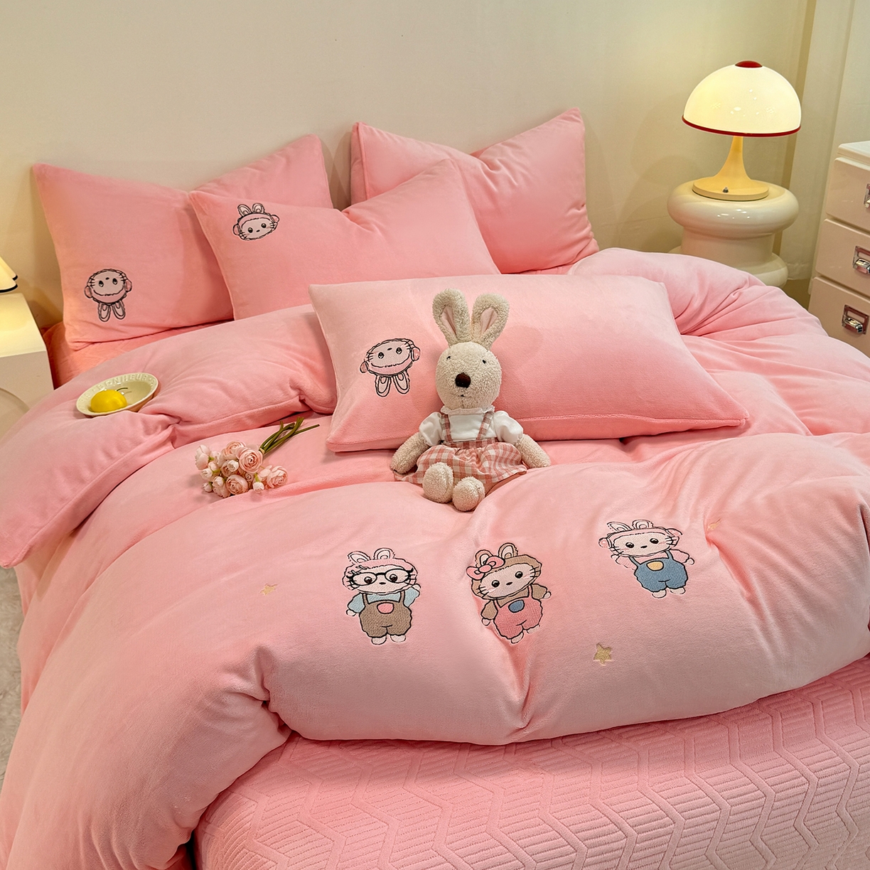 91家纺网 家纺一手货源 找家纺 （总）控价 2025年新款 床盖款240克全消光A类刺绣牛奶绒四件套-幸运兔