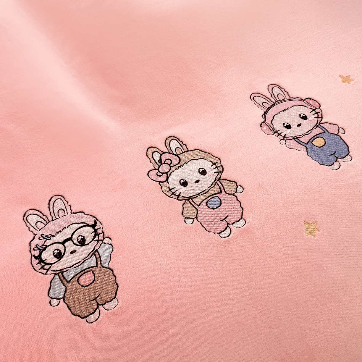 91家纺网 家纺一手货源 找家纺 （总）控价 2025年新款 床盖款240克全消光A类刺绣牛奶绒四件套-幸运兔