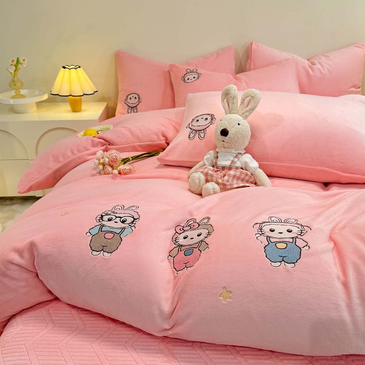 91家纺网 家纺一手货源 找家纺 （总）控价 2025年新款 床盖款240克全消光A类刺绣牛奶绒四件套-幸运兔