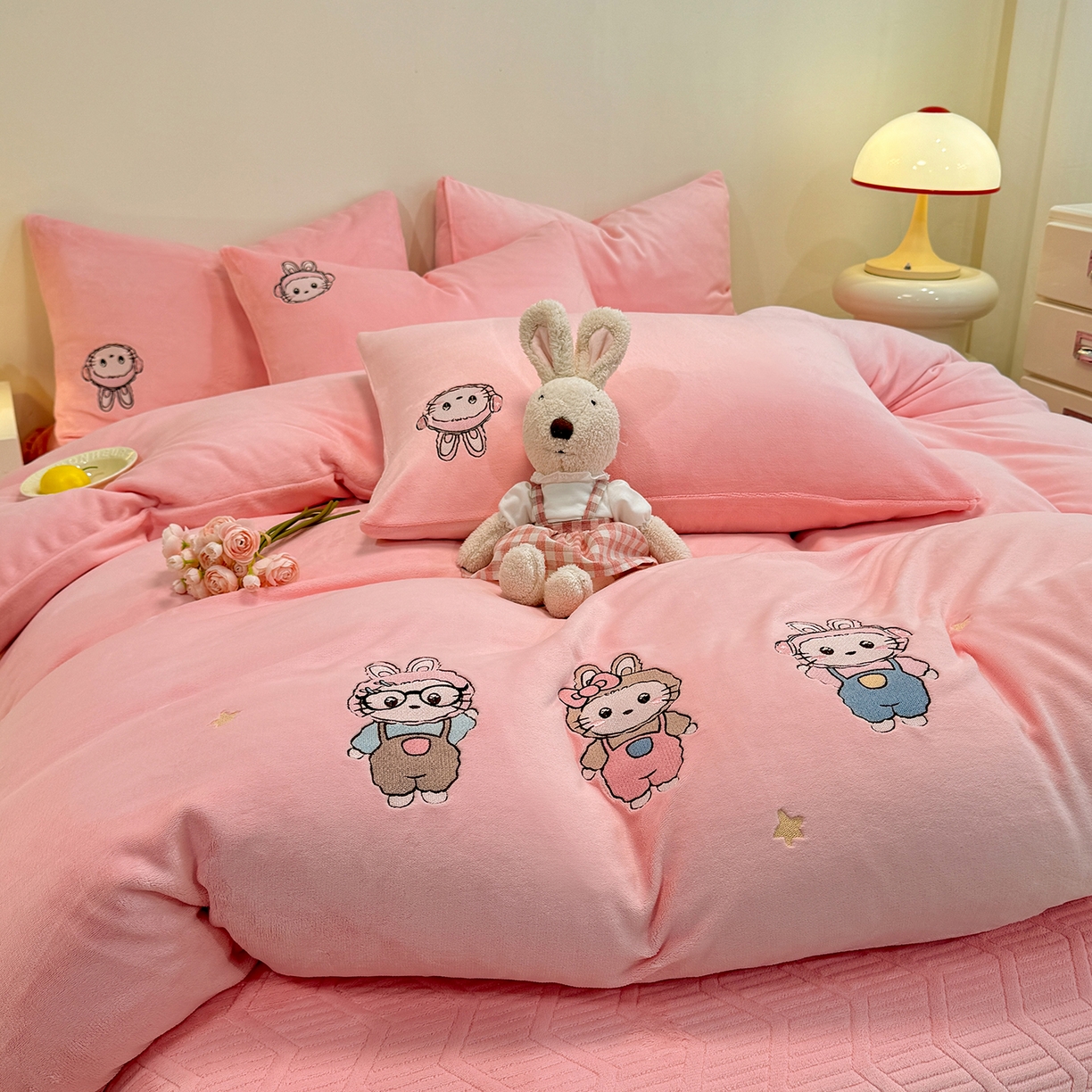 91家纺网 家纺一手货源 找家纺 （总）控价 2025年新款 床盖款240克全消光A类刺绣牛奶绒四件套-幸运兔