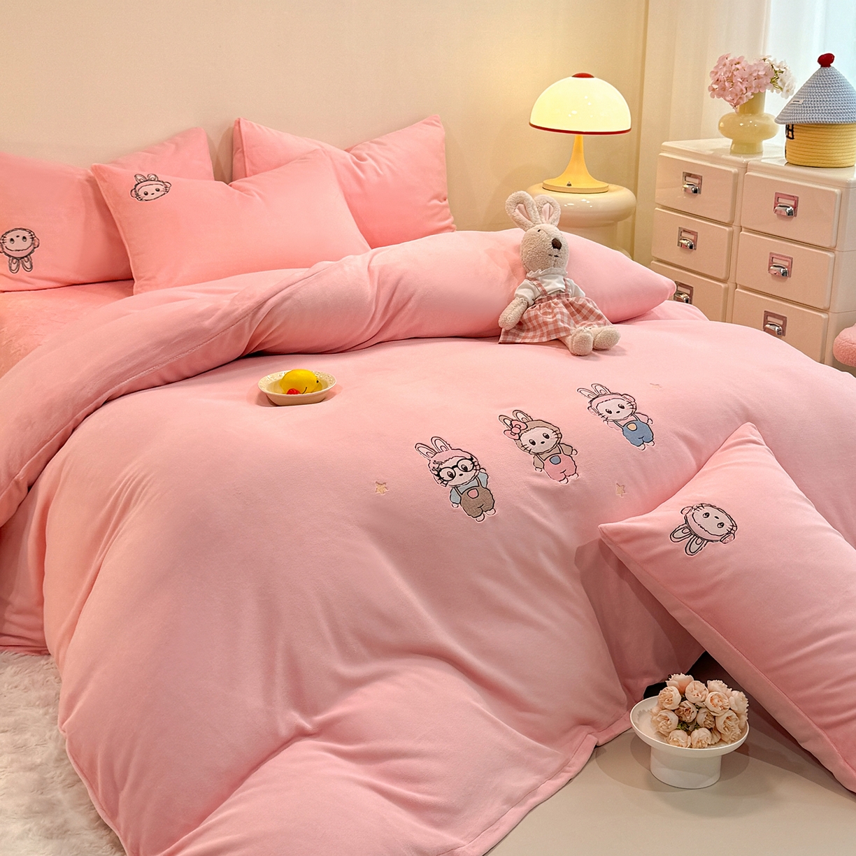 91家纺网 家纺一手货源 找家纺 （总）控价 2025年新款 床盖款240克全消光A类刺绣牛奶绒四件套-幸运兔