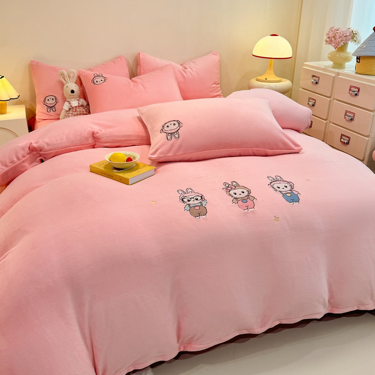 91家纺网 家纺一手货源 找家纺 （总）控价 2025年新款 床盖款240克全消光A类刺绣牛奶绒四件套-幸运兔