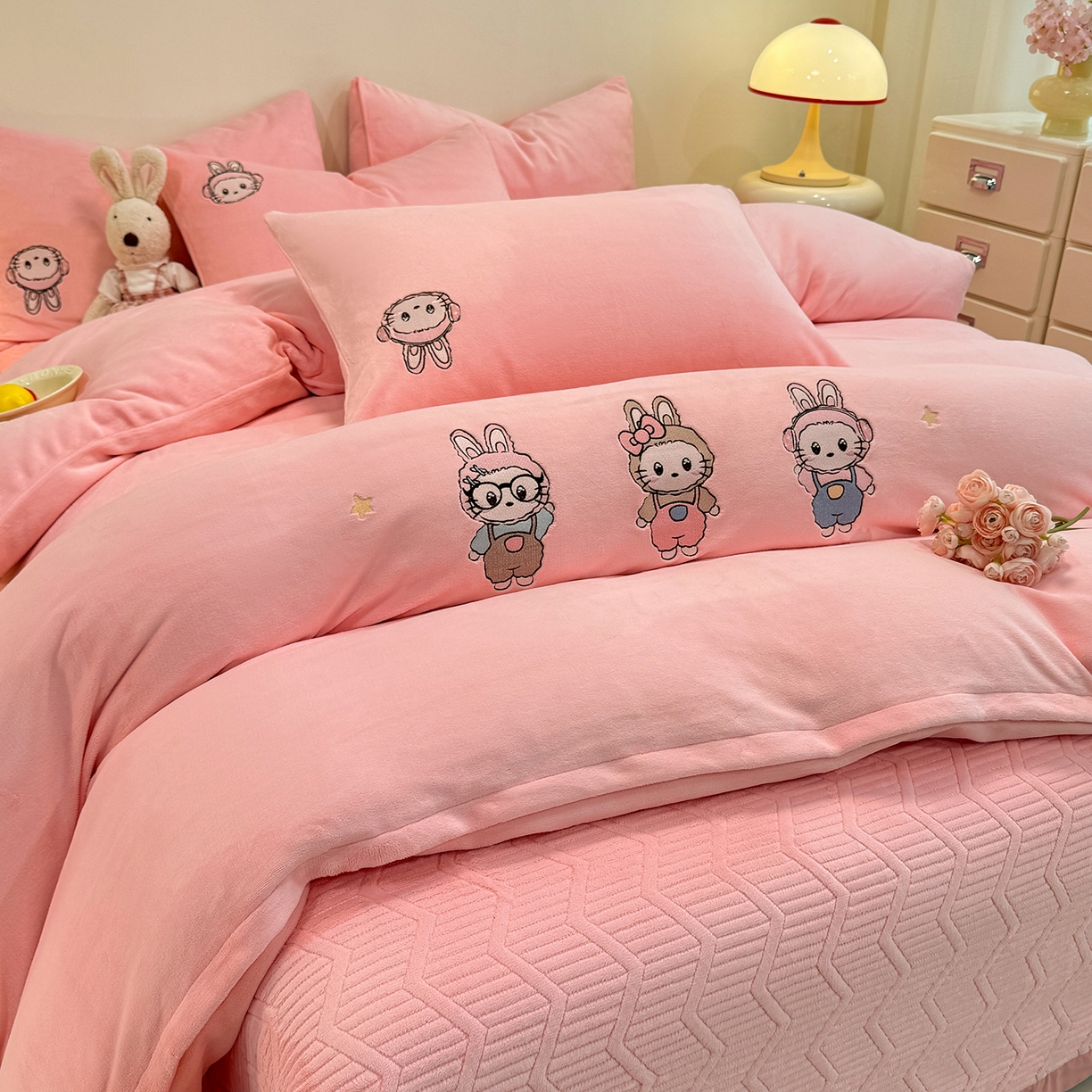 （总）控价 2025年新款 床盖款240克全消光A类刺绣牛奶绒四件套-幸运兔