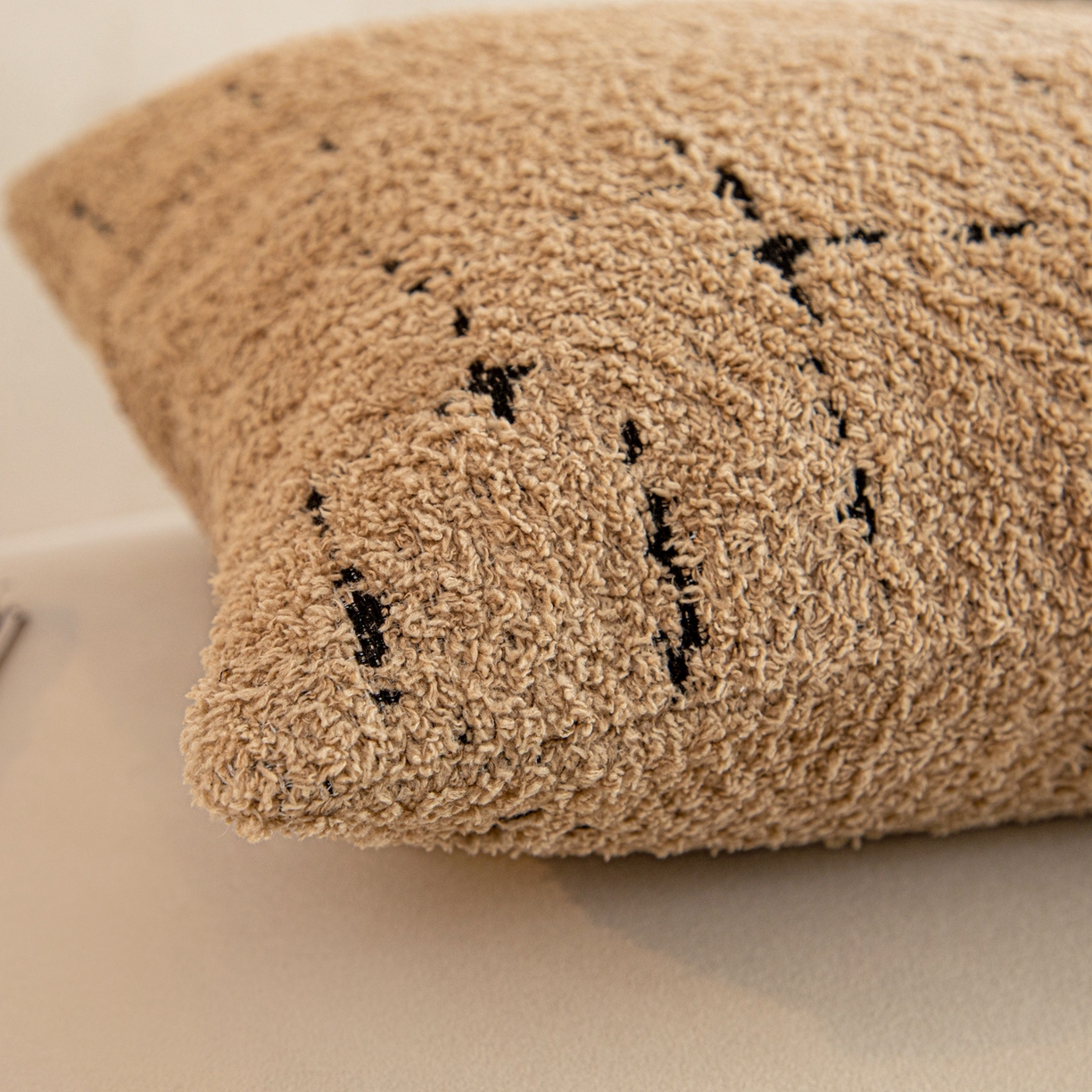 91家纺网 家纺一手货源 找家纺 沐沐家纺 2026新款漫星抱枕 漫星-驼色