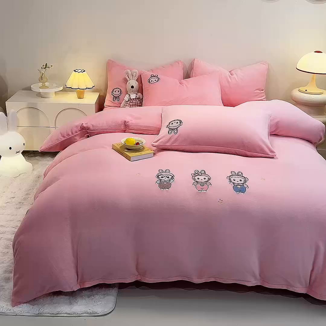 91家纺网 家纺一手货源 找家纺 新方向 2025年 全消光A类刺绣牛奶绒四件套-幸运兔 幸运兔-桃玉