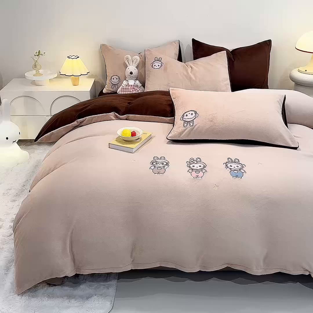 91家纺网 家纺一手货源 找家纺 新方向 2025年 全消光A类刺绣牛奶绒四件套-幸运兔 幸运兔-香槟咖