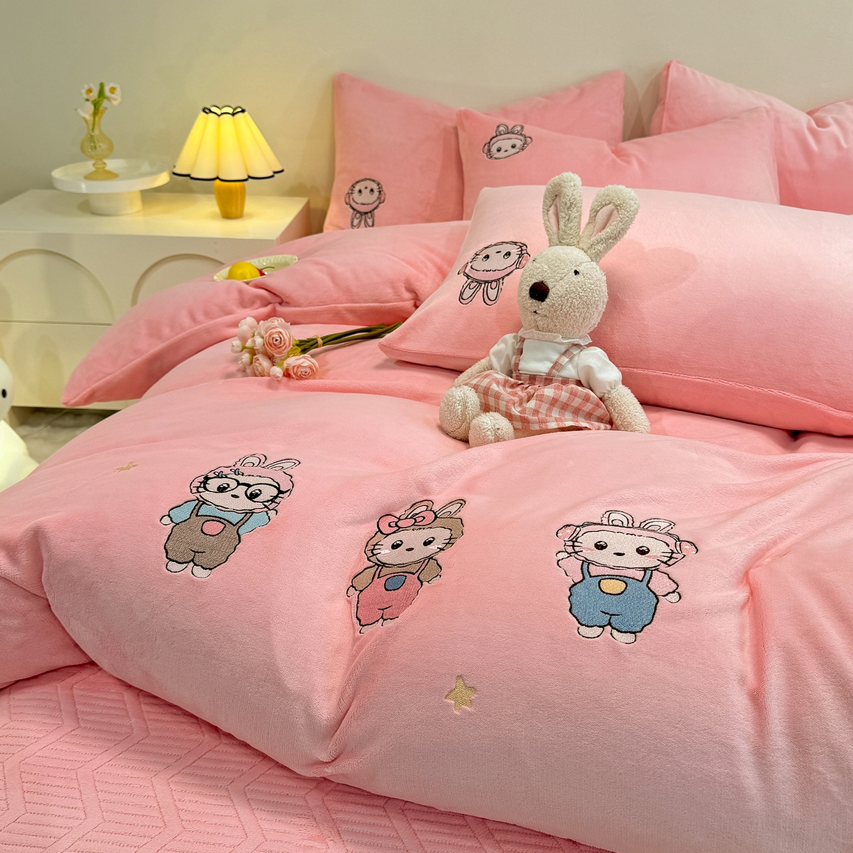 91家纺网 家纺一手货源 找家纺 新方向 2025年 全消光A类刺绣牛奶绒四件套-幸运兔 幸运兔-桃玉