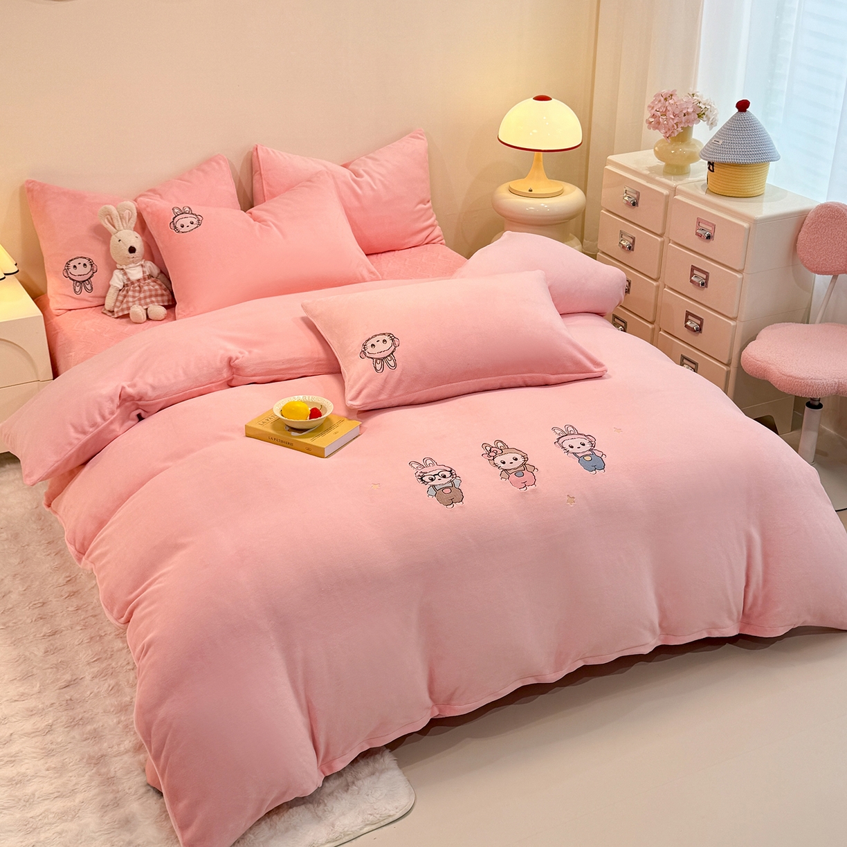 91家纺网 家纺一手货源 找家纺 新方向 2025年 全消光A类刺绣牛奶绒四件套-幸运兔 幸运兔-桃玉