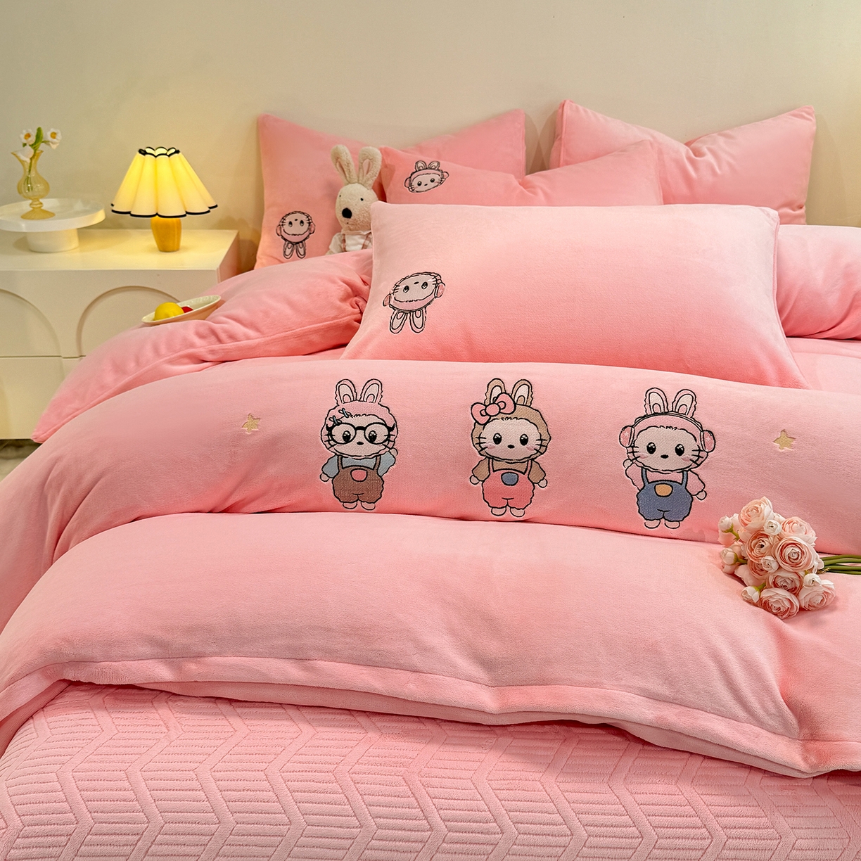 91家纺网 家纺一手货源 找家纺 新方向 2025年 全消光A类刺绣牛奶绒四件套-幸运兔 幸运兔-桃玉