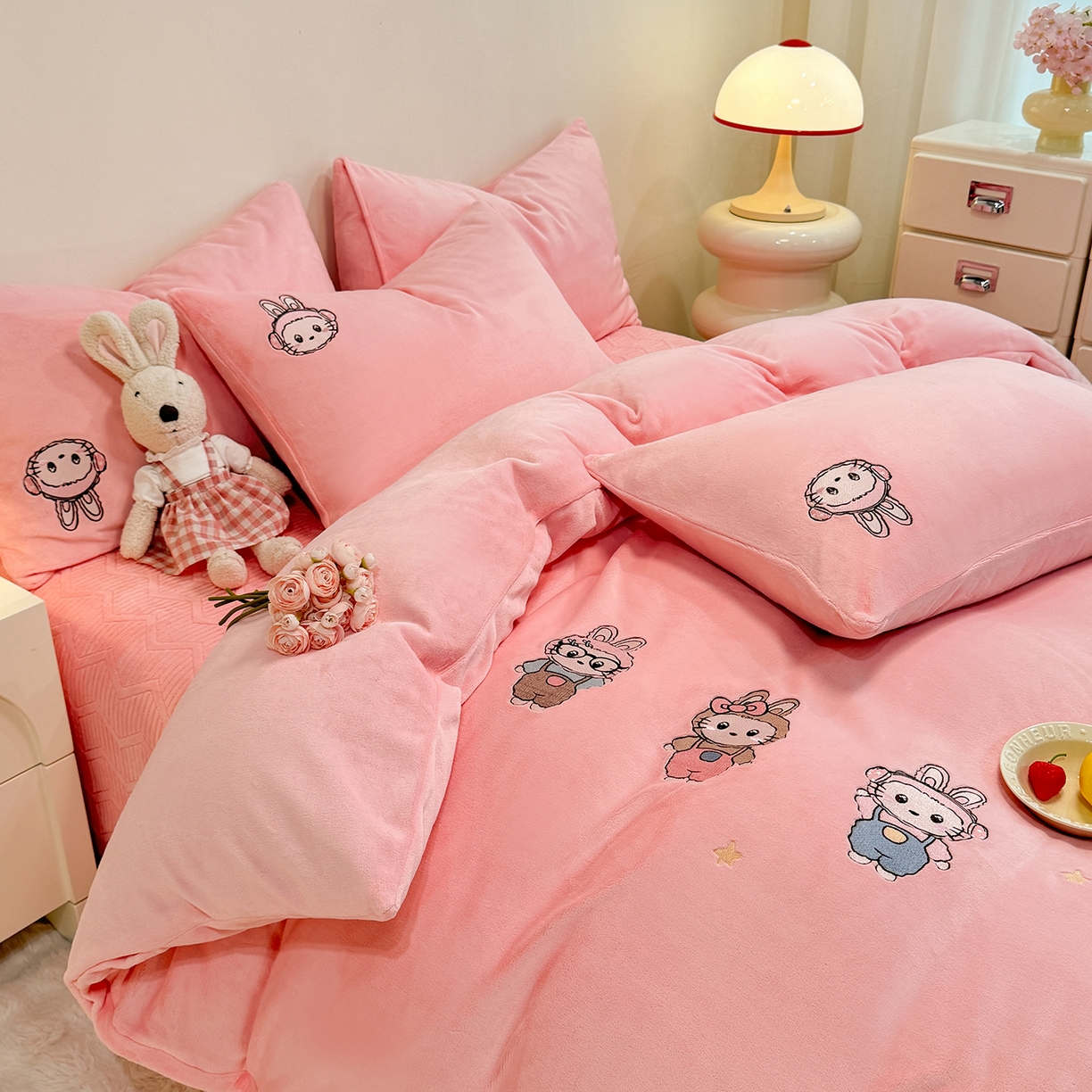 91家纺网 家纺一手货源 找家纺 新方向 2025年 全消光A类刺绣牛奶绒四件套-幸运兔 幸运兔-桃玉