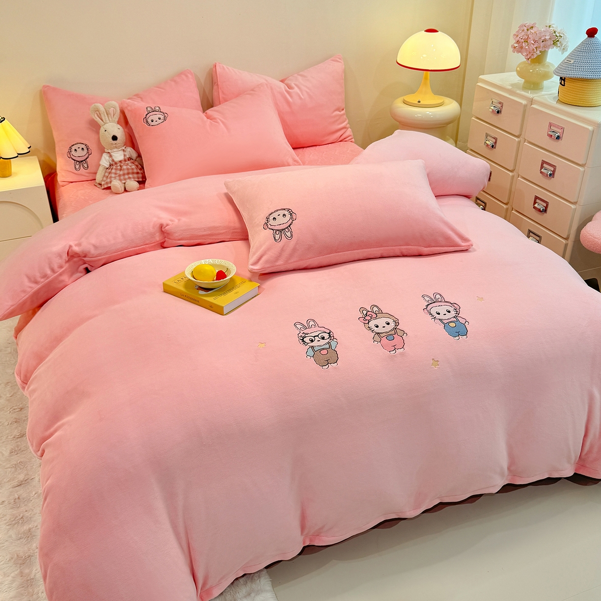 91家纺网 家纺一手货源 找家纺 新方向 2025年 全消光A类刺绣牛奶绒四件套-幸运兔 幸运兔-桃玉