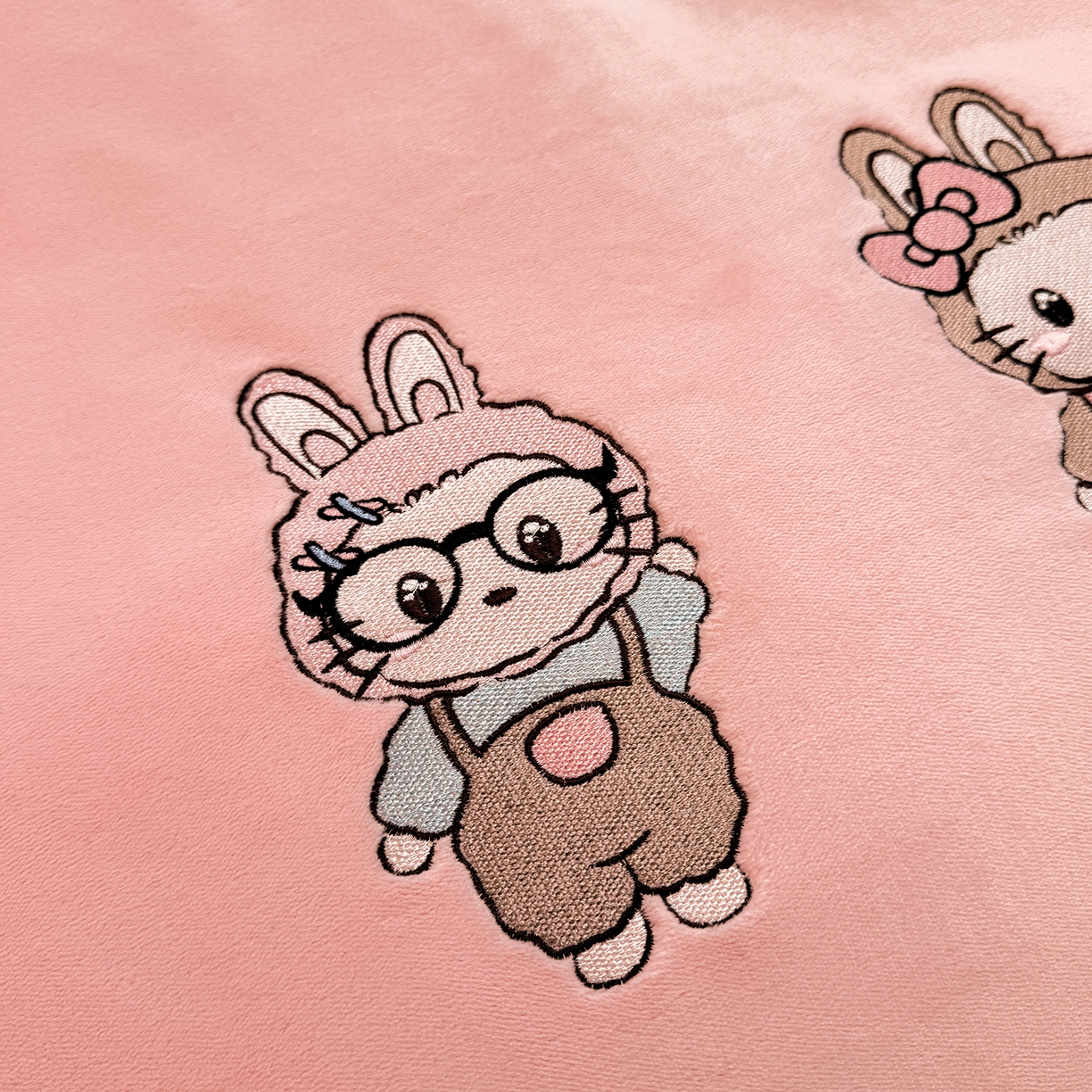 91家纺网 家纺一手货源 找家纺 新方向 2025年 全消光A类刺绣牛奶绒四件套-幸运兔 幸运兔-桃玉