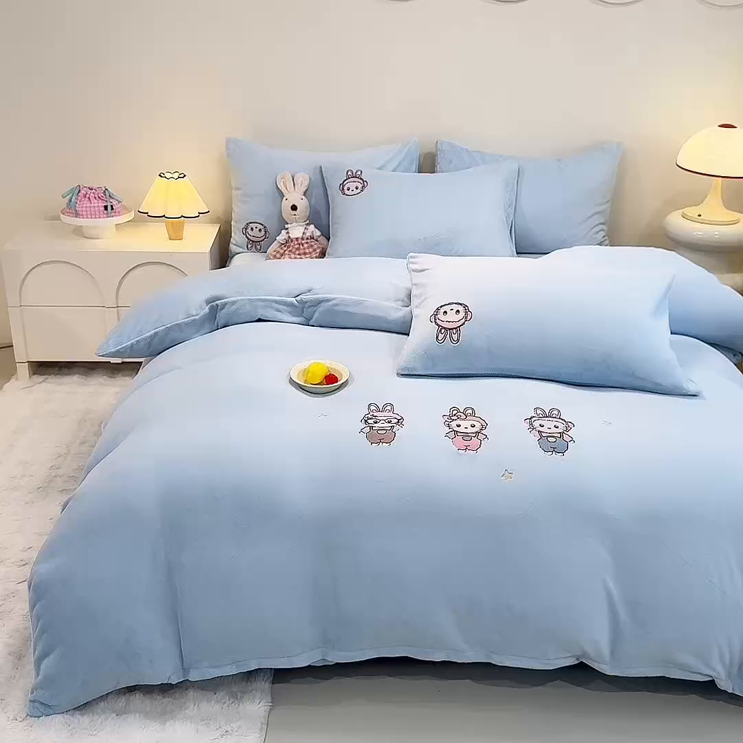 91家纺网 家纺一手货源 找家纺 新方向 2025年 全消光A类刺绣牛奶绒四件套-幸运兔 幸运兔-星月蓝