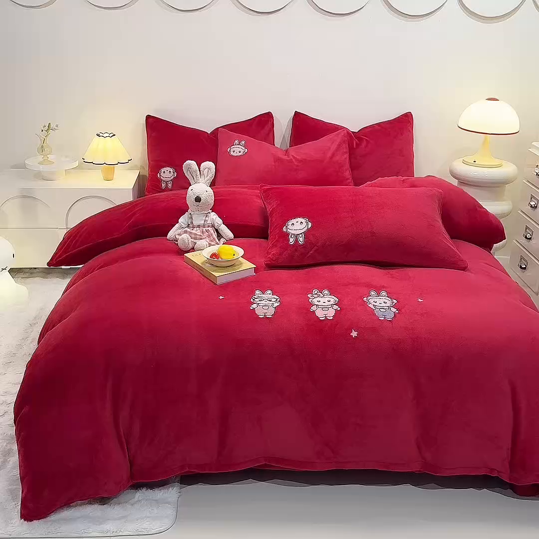 91家纺网 家纺一手货源 找家纺 新方向 2025年 全消光A类刺绣牛奶绒四件套-幸运兔 幸运兔-洋酒红