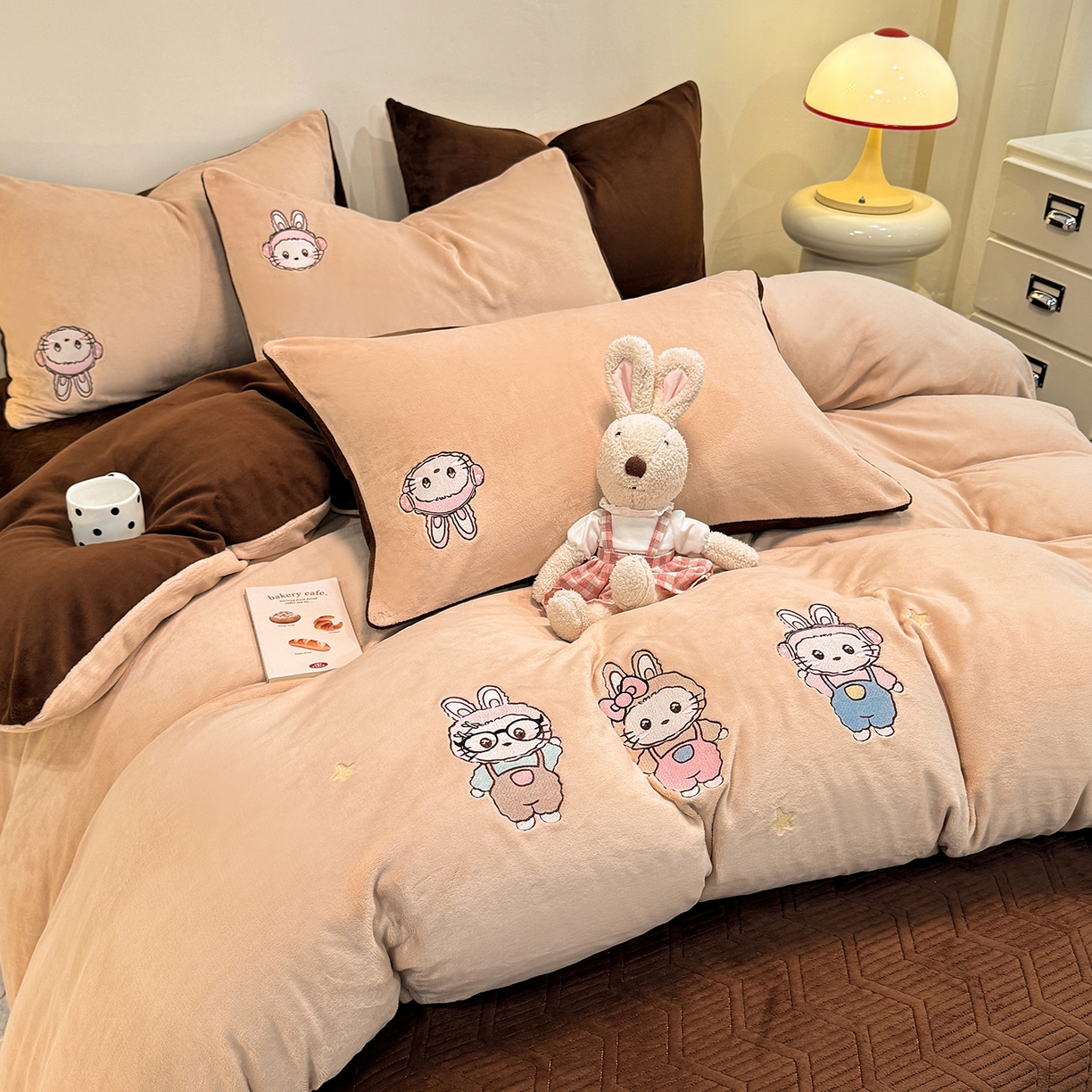 新方向 2025年 全消光A类刺绣牛奶绒四件套-幸运兔 幸运兔-香槟咖