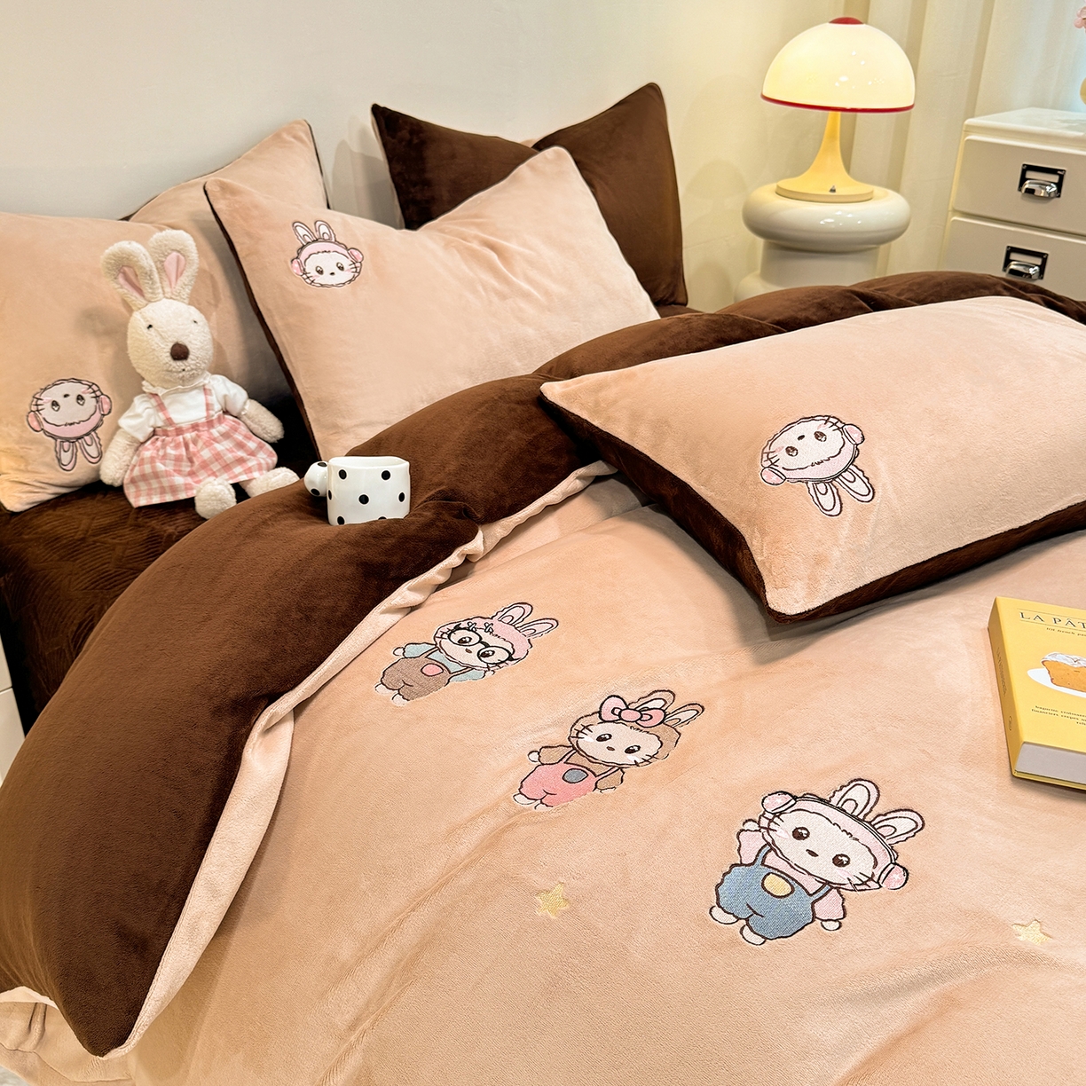 91家纺网 家纺一手货源 找家纺 新方向 2025年 全消光A类刺绣牛奶绒四件套-幸运兔 幸运兔-香槟咖