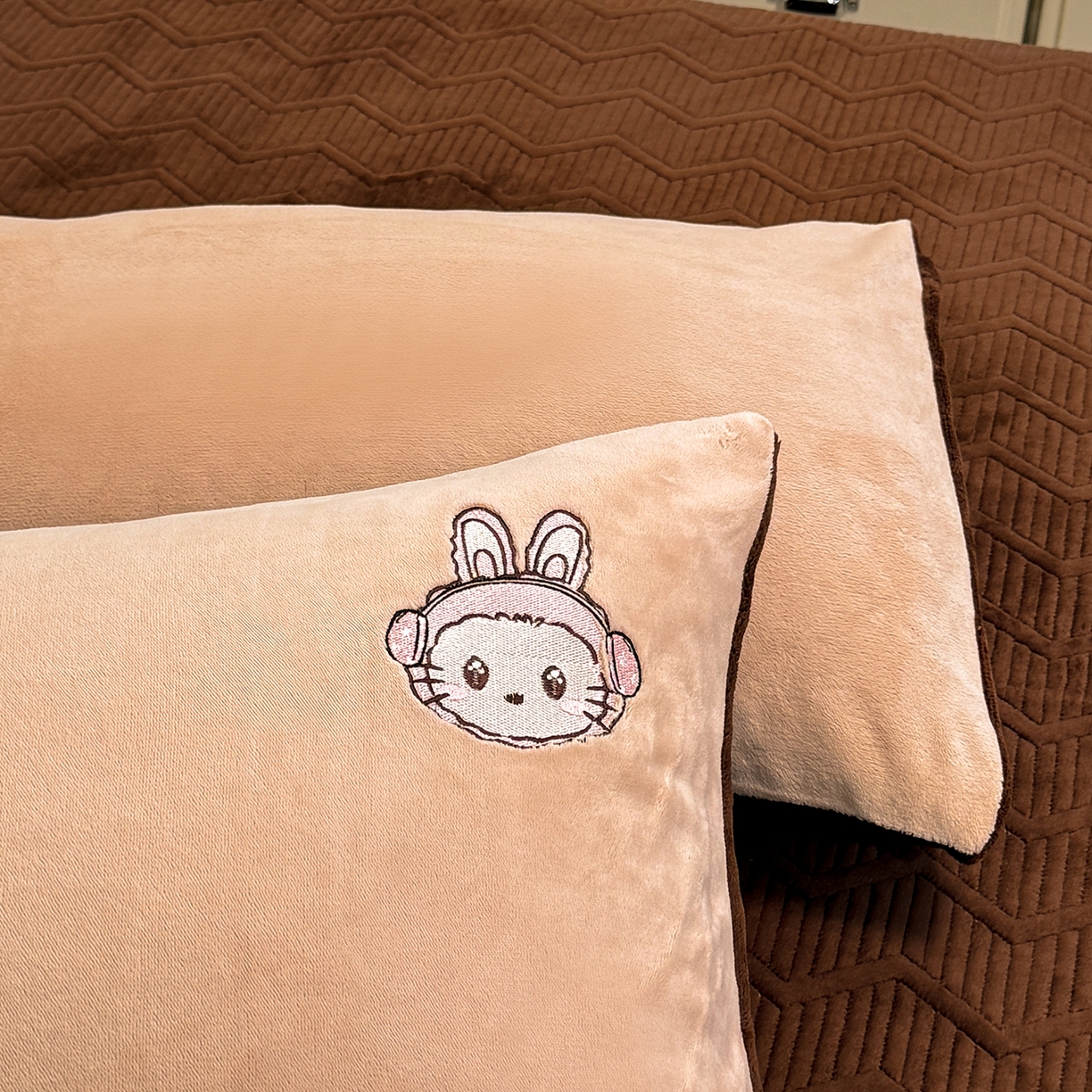 91家纺网 家纺一手货源 找家纺 新方向 2025年 全消光A类刺绣牛奶绒四件套-幸运兔 幸运兔-香槟咖