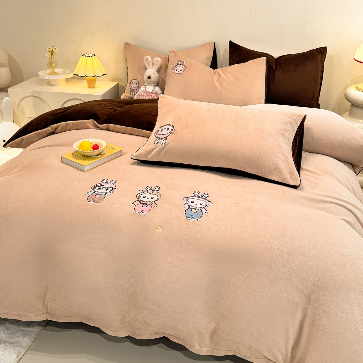 91家纺网 家纺一手货源 找家纺 新方向 2025年 全消光A类刺绣牛奶绒四件套-幸运兔 幸运兔-香槟咖