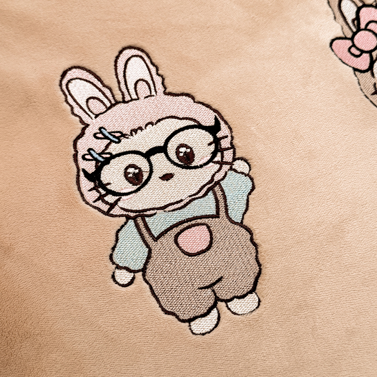 91家纺网 家纺一手货源 找家纺 新方向 2025年 全消光A类刺绣牛奶绒四件套-幸运兔 幸运兔-香槟咖