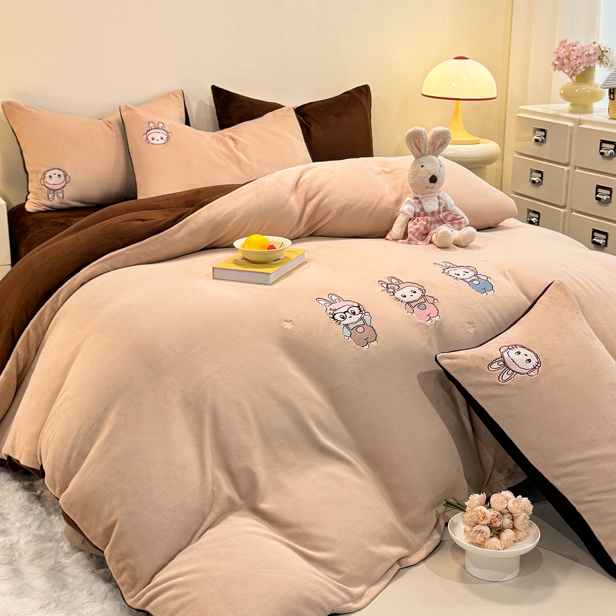 91家纺网 家纺一手货源 找家纺 新方向 2025年 全消光A类刺绣牛奶绒四件套-幸运兔 幸运兔-香槟咖