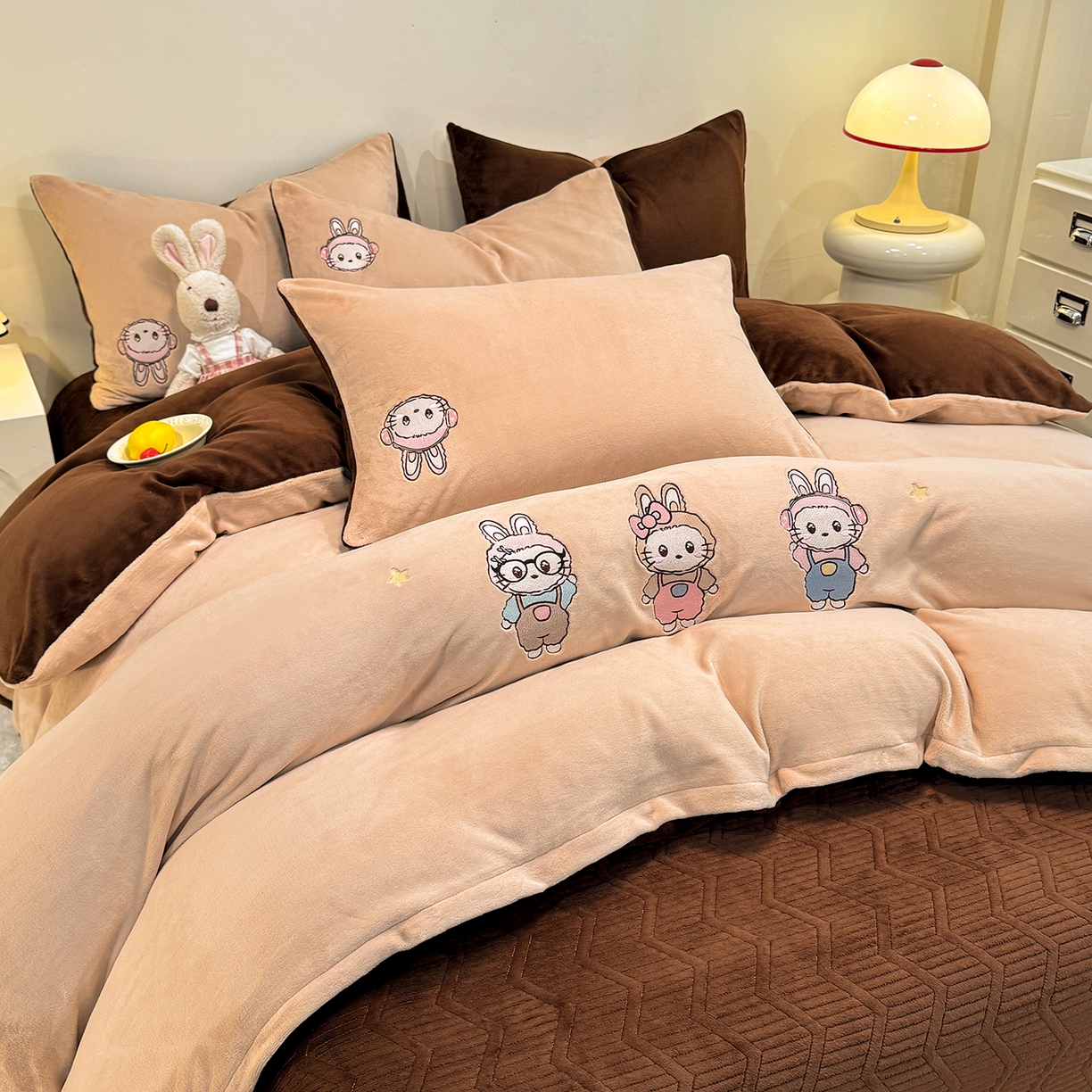 91家纺网 家纺一手货源 找家纺 新方向 2025年 全消光A类刺绣牛奶绒四件套-幸运兔 幸运兔-香槟咖