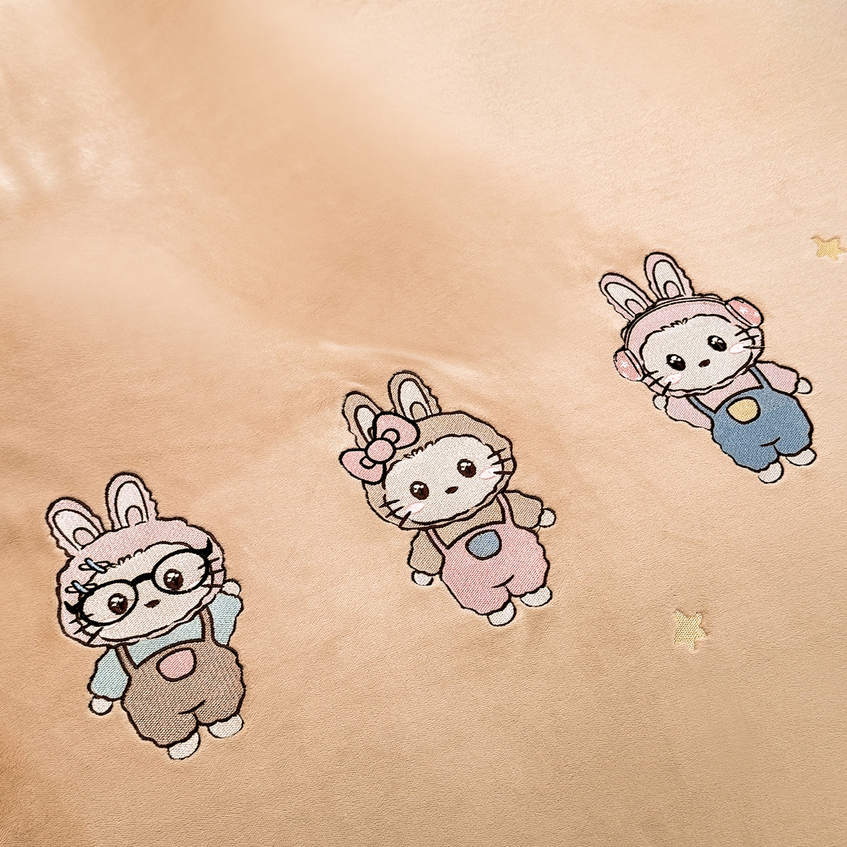 91家纺网 家纺一手货源 找家纺 新方向 2025年 全消光A类刺绣牛奶绒四件套-幸运兔 幸运兔-香槟咖