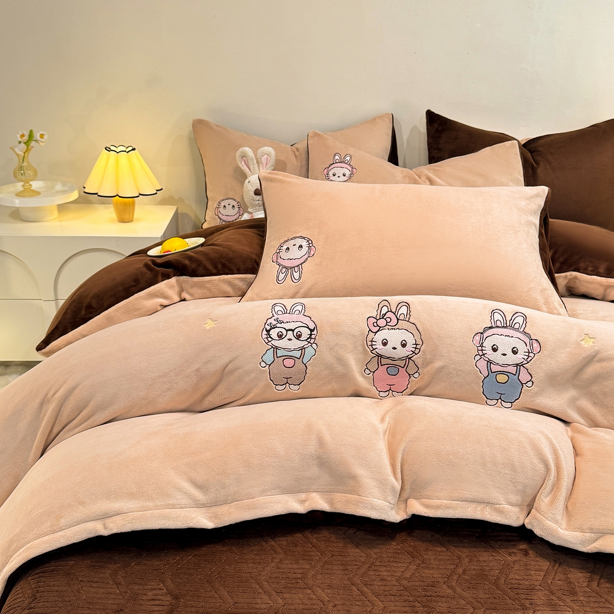 91家纺网 家纺一手货源 找家纺 新方向 2025年 全消光A类刺绣牛奶绒四件套-幸运兔 幸运兔-香槟咖