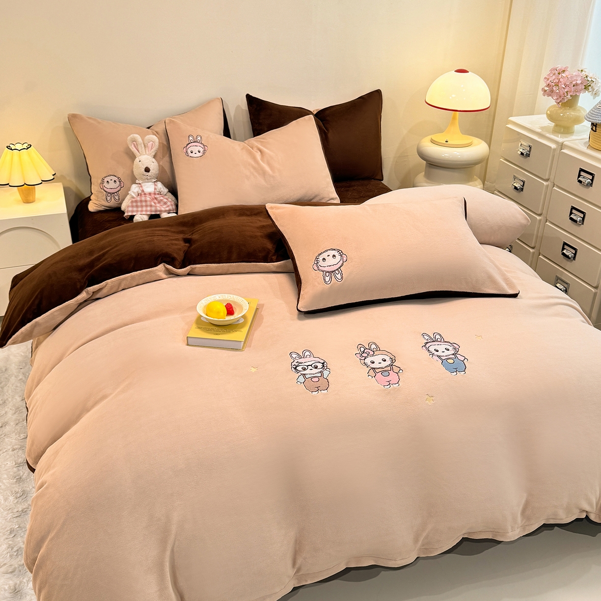 91家纺网 家纺一手货源 找家纺 新方向 2025年 全消光A类刺绣牛奶绒四件套-幸运兔 幸运兔-香槟咖